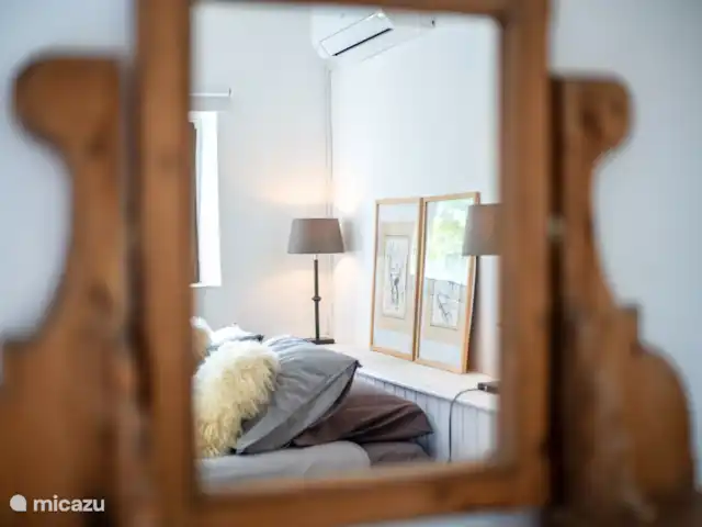 villa en Portugal, Algarve, Loulé – Cazinha Concara Dormitorio de fotografía atmosférica planta baja con acceso a jardín.