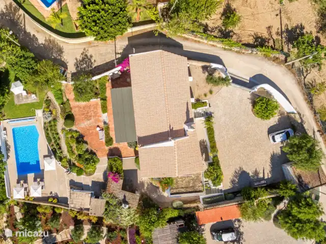 villa en Portugal, Algarve, Loulé – Cazinha Concara Foto general de la quinta con jardín y estacionamiento