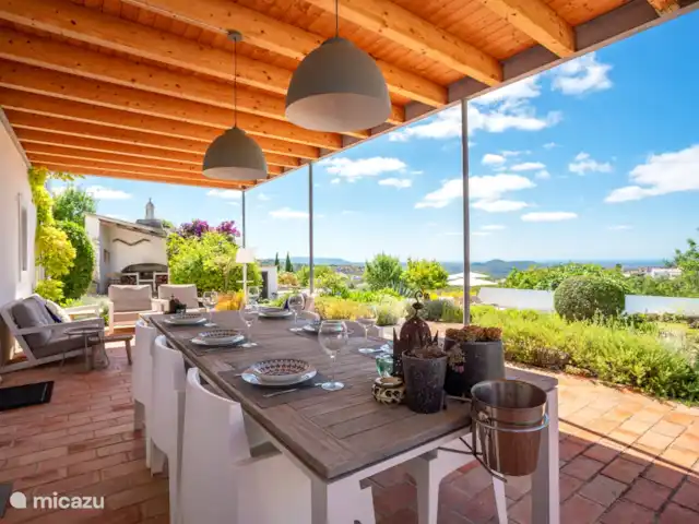 villa en Portugal, Algarve, Loulé – Cazinha Concara Amplia mesa de comedor bajo la veranda