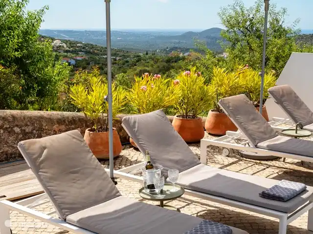 villa en Portugal, Algarve, Loulé – Cazinha Concara Terraza con 6 tumbonas y cojines de lujo