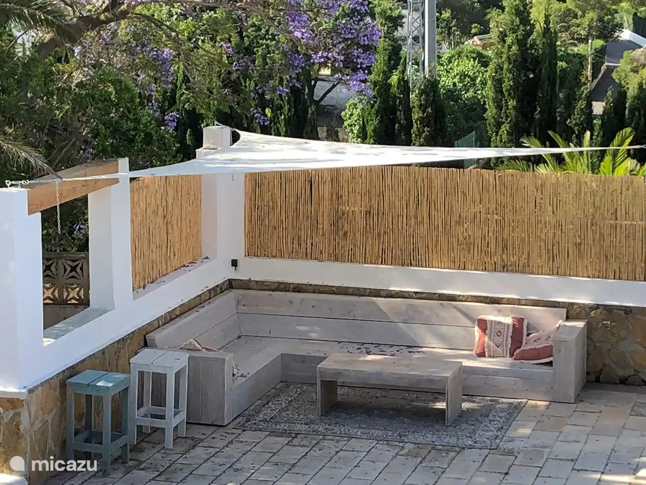 Entspannen Sie am Pool mit Blick auf den Montgó