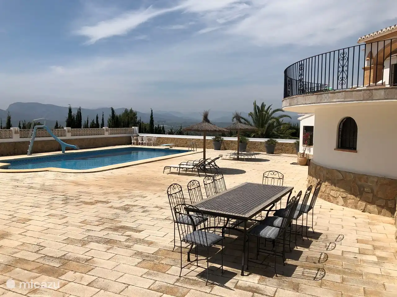 Schwimmbad mit Terrasse