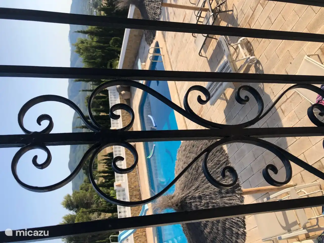 Ein großer Pool in voller Sonne