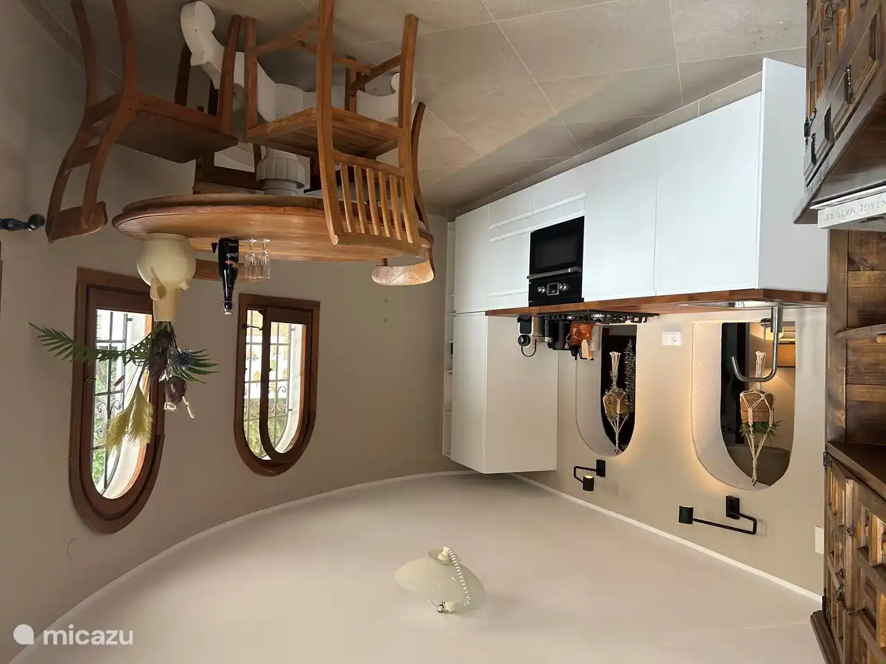 Küche mit Backofen/Mikrowelle, Geschirrspüler und Kühlschrank