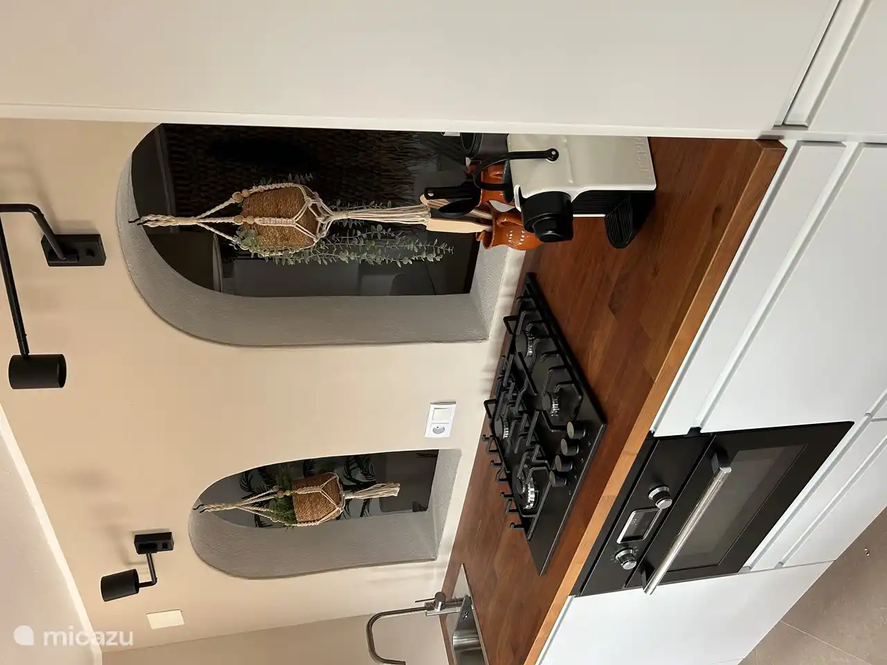 Küche mit Geschirrspüler, Gasherd, Backofen/Mikrowelle und Kühlschrank