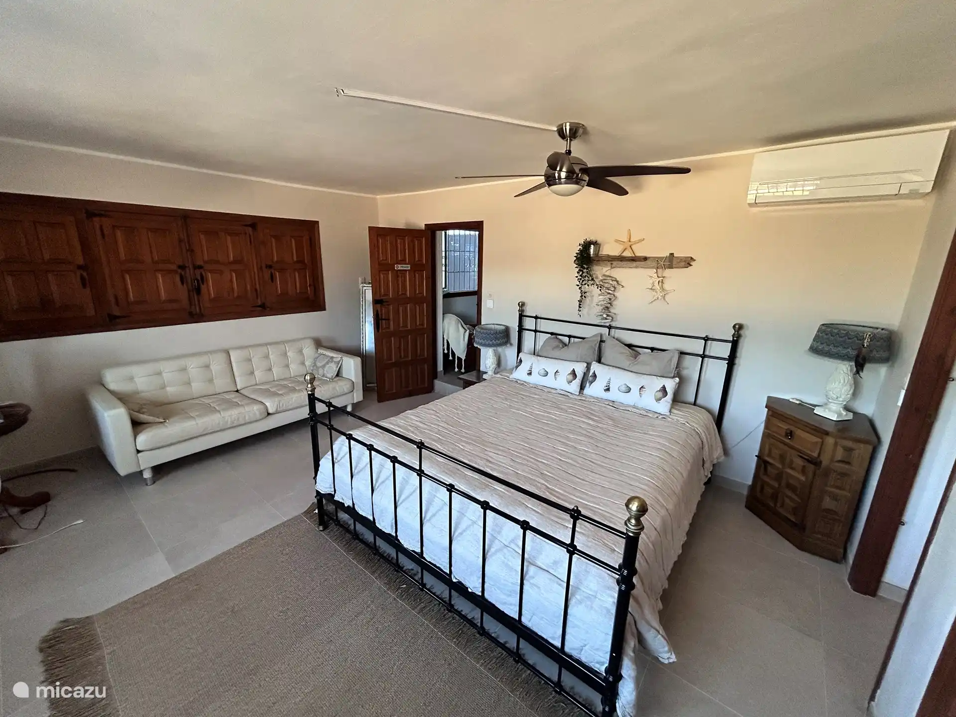 Schlafzimmer mit Zugang zum hinteren Schlafzimmer.