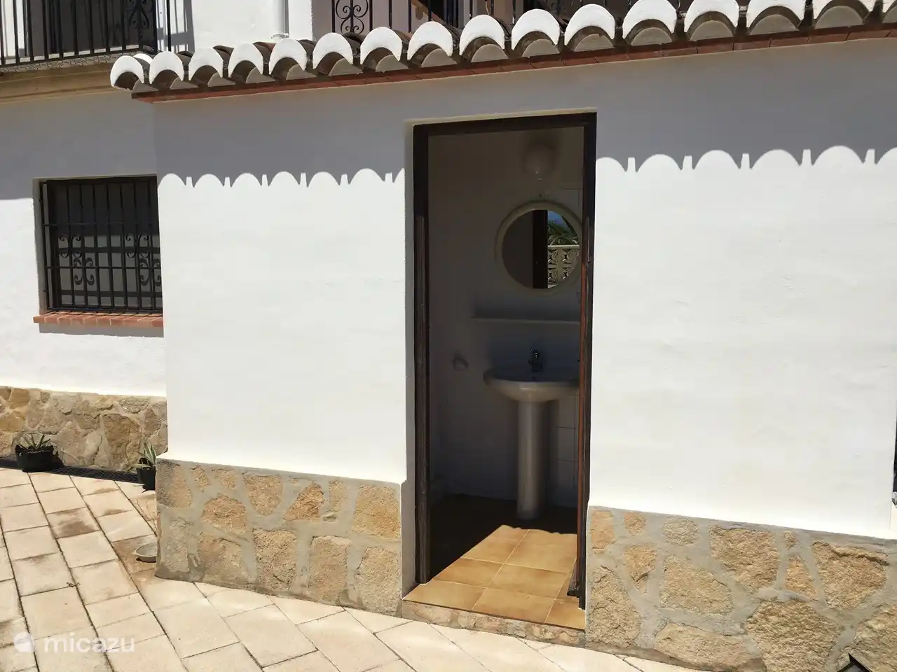 Separate Dusche und Toilette im Freien