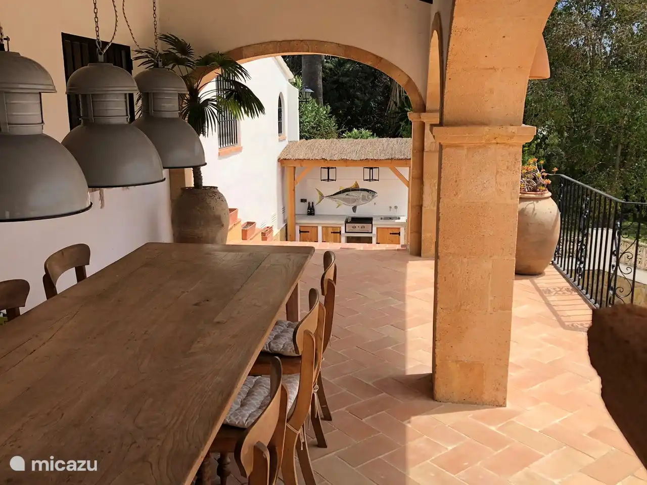 Naya, schöner schattiger Platz im Sommer und schönes langes Essen am Abend