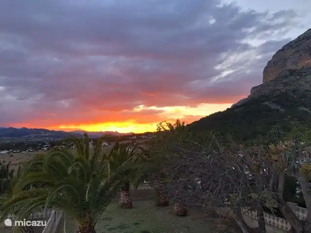 Blick auf den Sonnenuntergang von der Terrasse