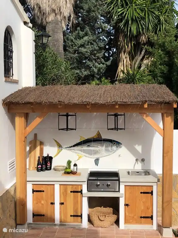 Außenküche, ausgestattet mit einer „Plancha“ zum leckeren Braten von zum Beispiel frischem Fisch aus dem Hafen