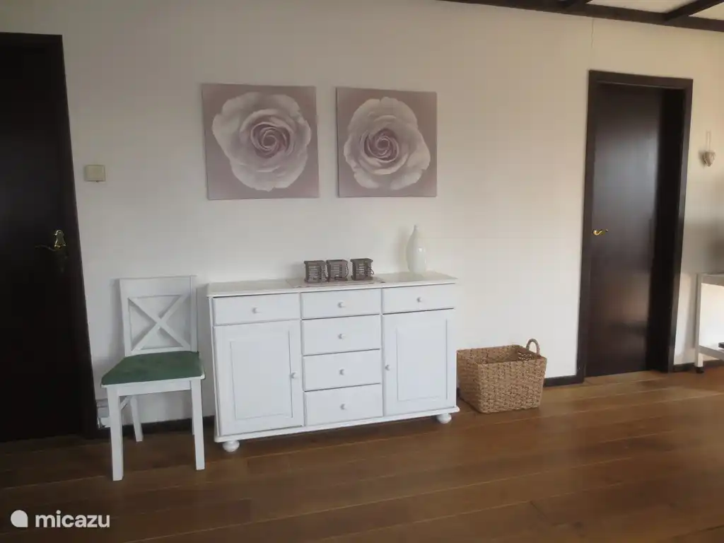 helle Farben, schöner warmer Holzboden