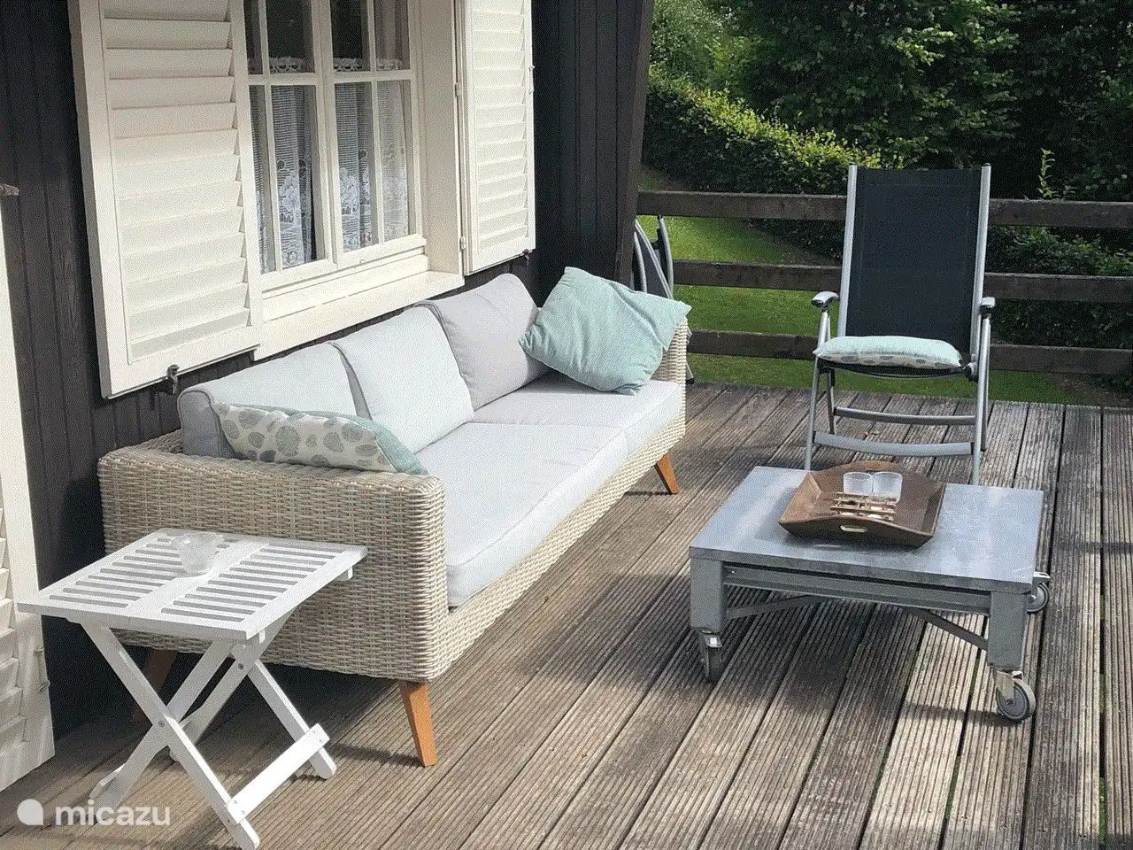 Der geräumige Balkon auf der Rückseite des Hauses.