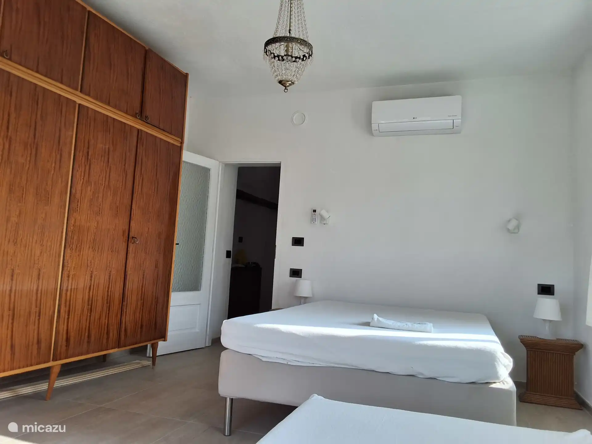 Chambre de 3 personnes avec un grand placard
