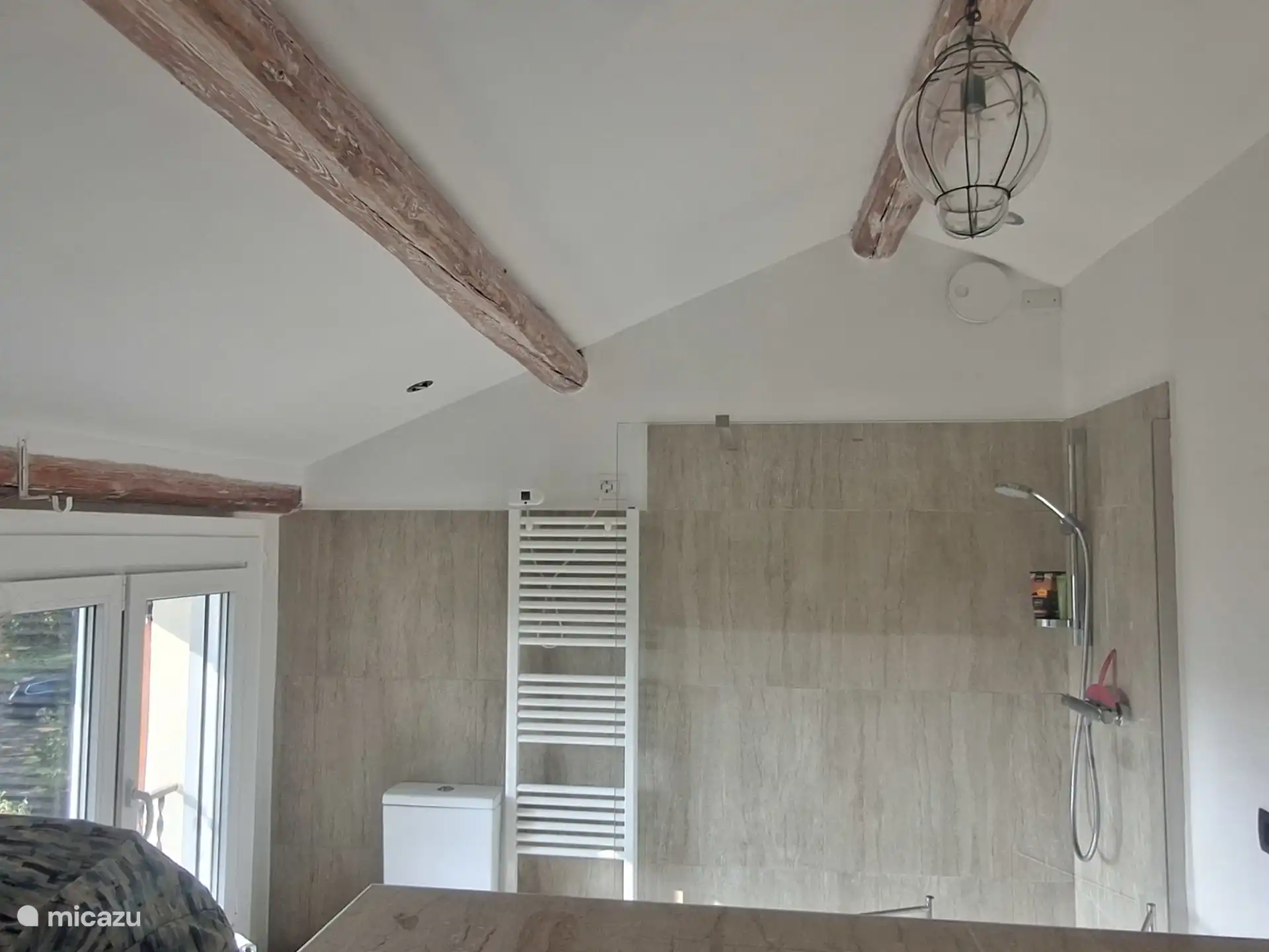 Salle de bain avec douche à l’italienne, toilettes et double lavabo