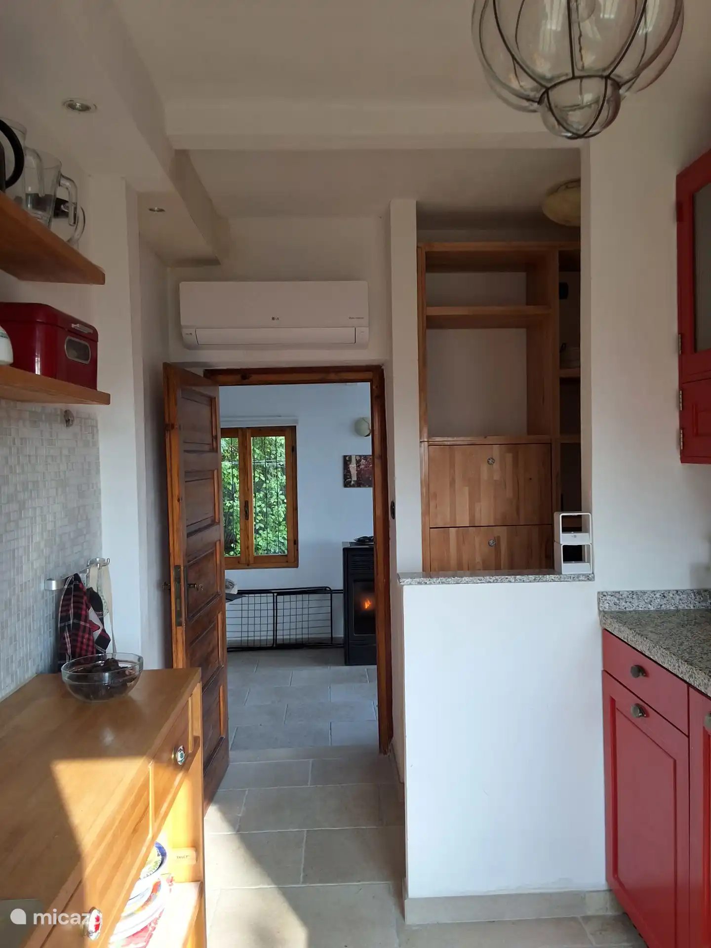 Cuisine avec grand placard et lave-vaisselle