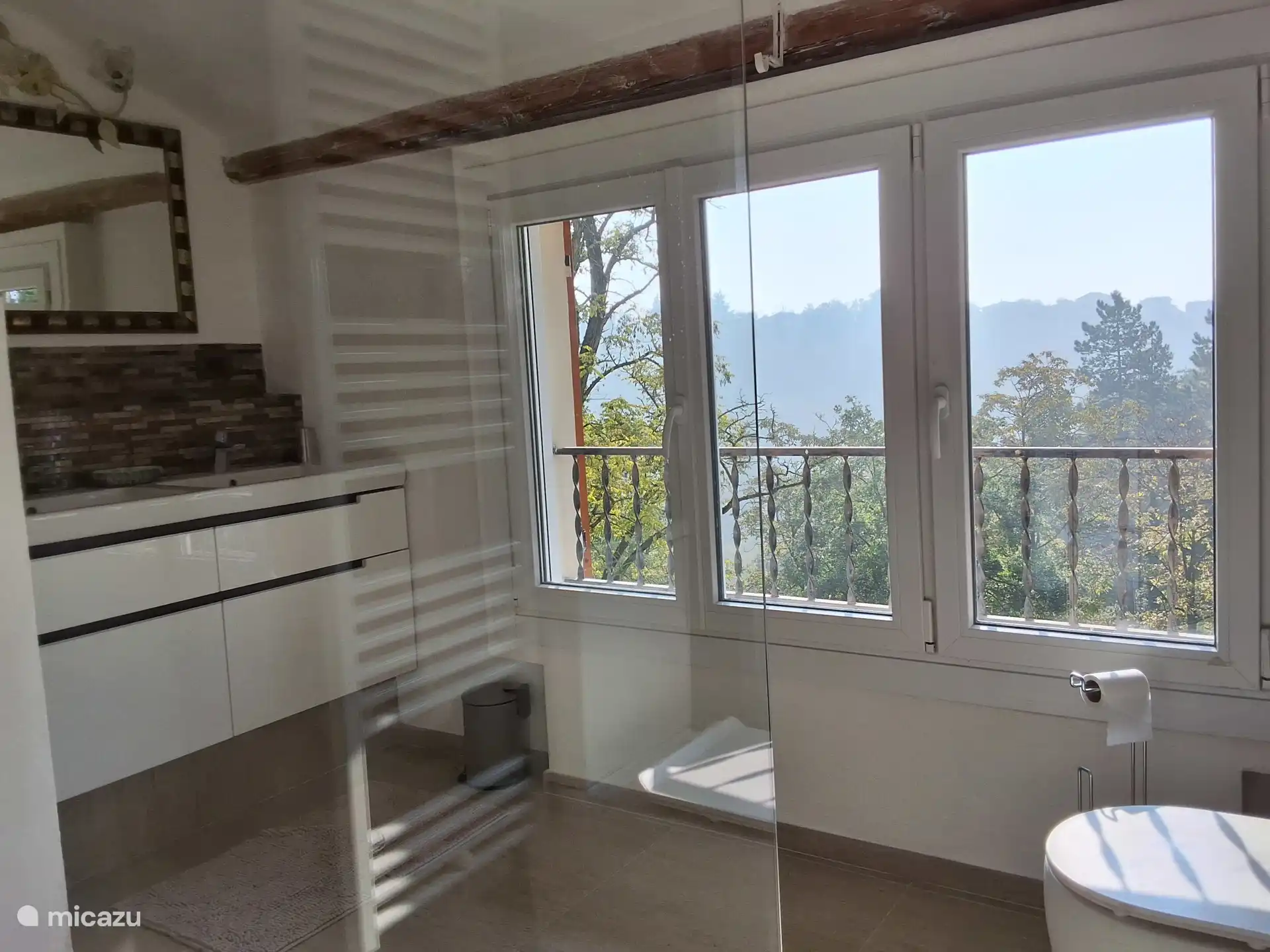 Salle de bain avec vue sur le jardin