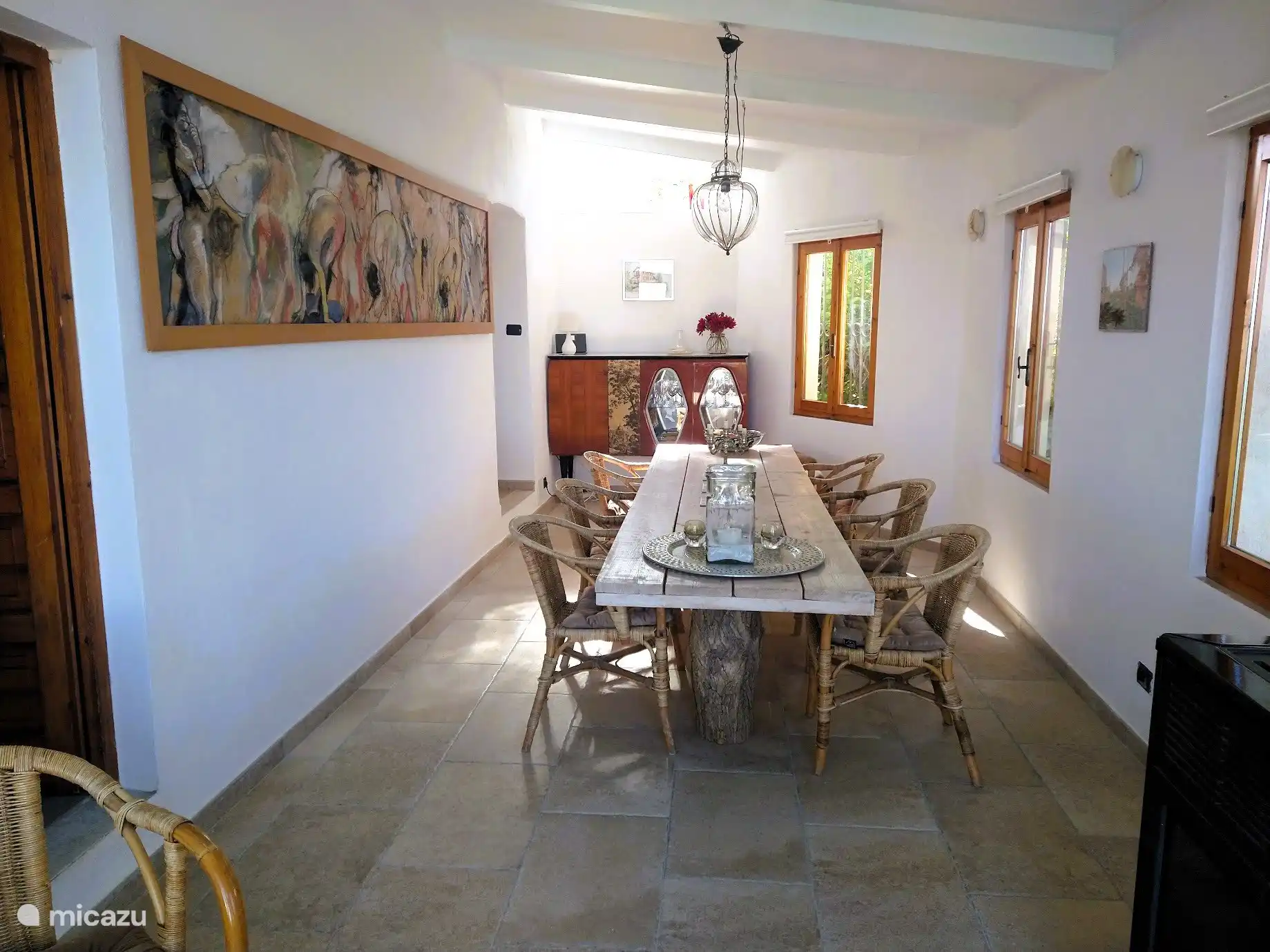 Esszimmer neben dem Wohnzimmer