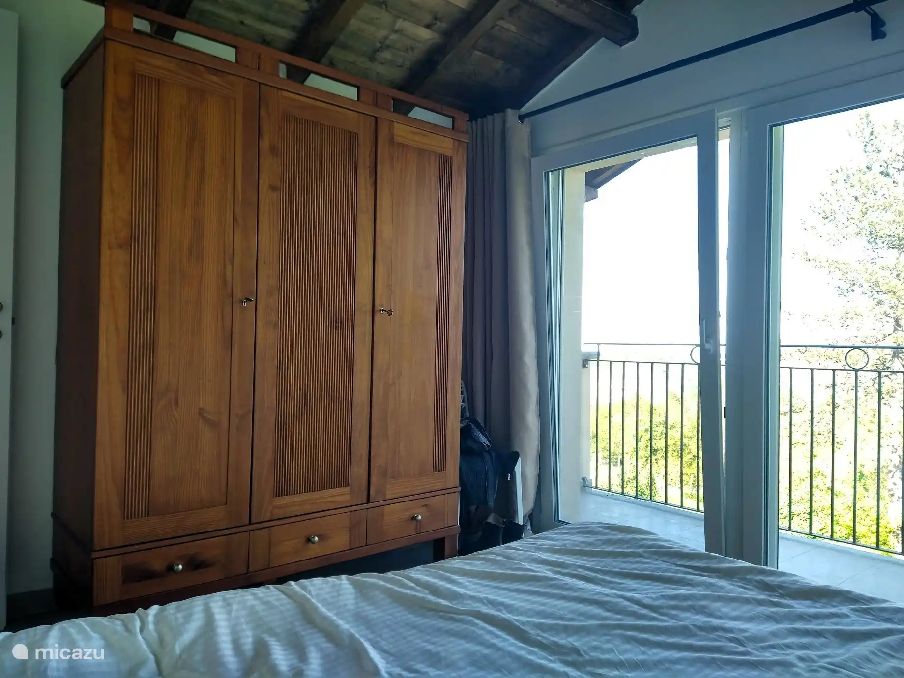 Schlafzimmer eins mit Kleiderschrank