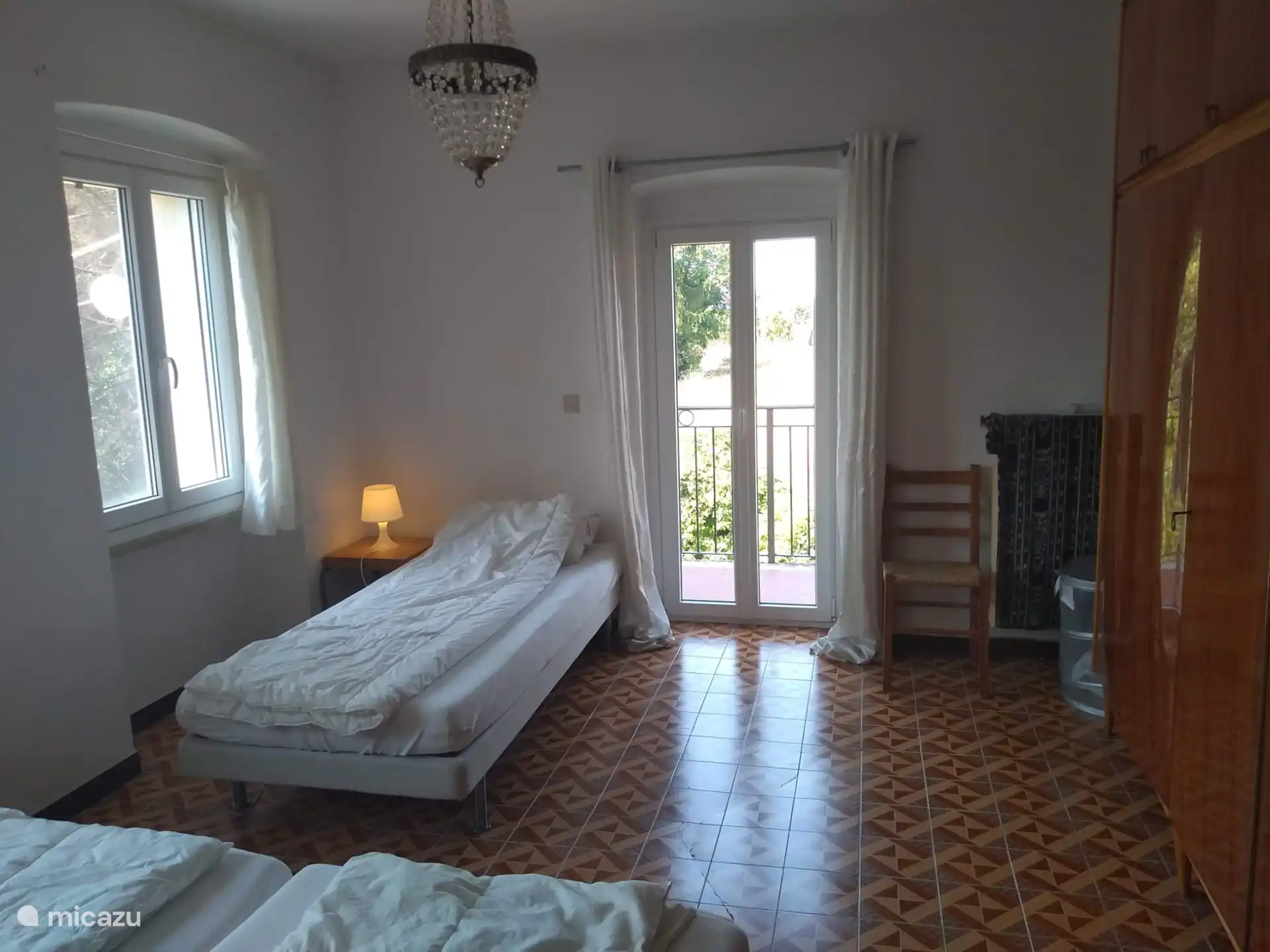 Schlafzimmer 2 mit großem Schrank und Balkon