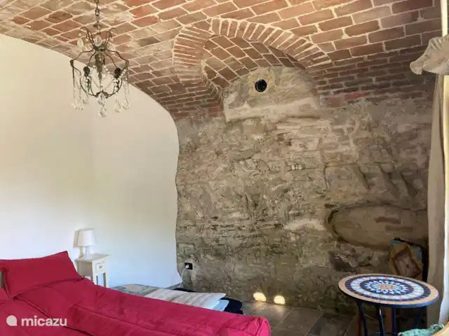 vakantiehuis huren in Italië, Piëmont, Orsara Bormida – Casacrox  slaapkamer 3 met rotswand