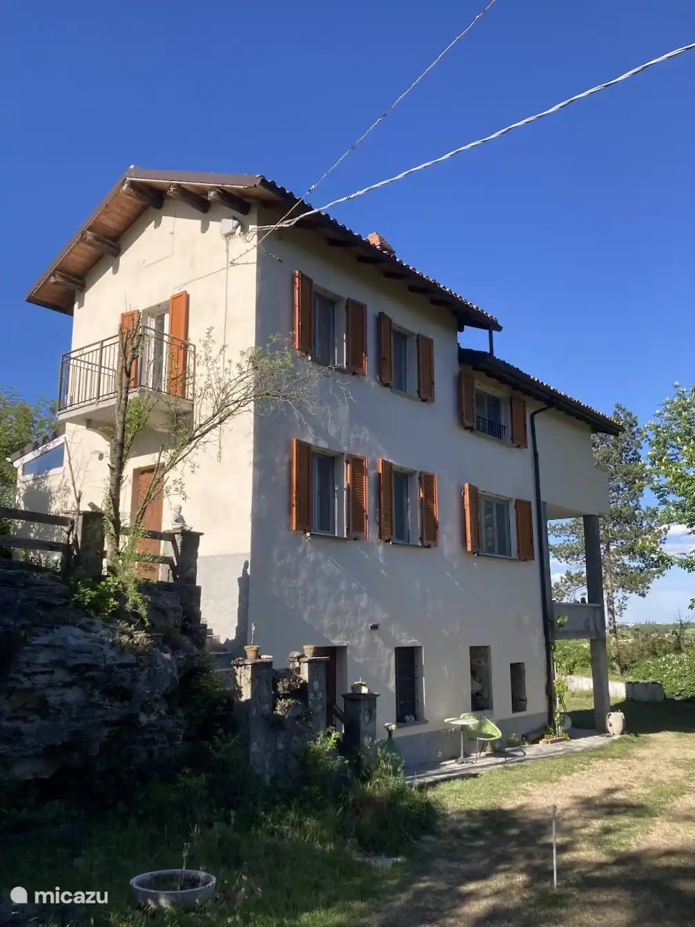 Südfassade und Haupteingang des Hauses