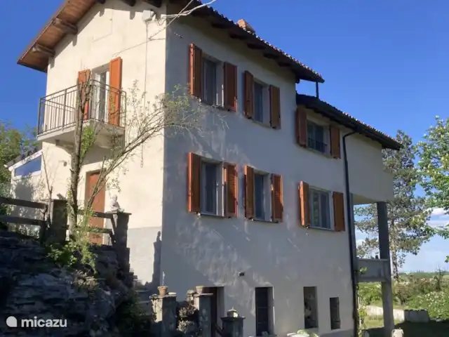 vakantiehuis huren in Italië, Piëmont, Orsara Bormida – Casacrox  zuidgevel en hoofdentree woonhuis