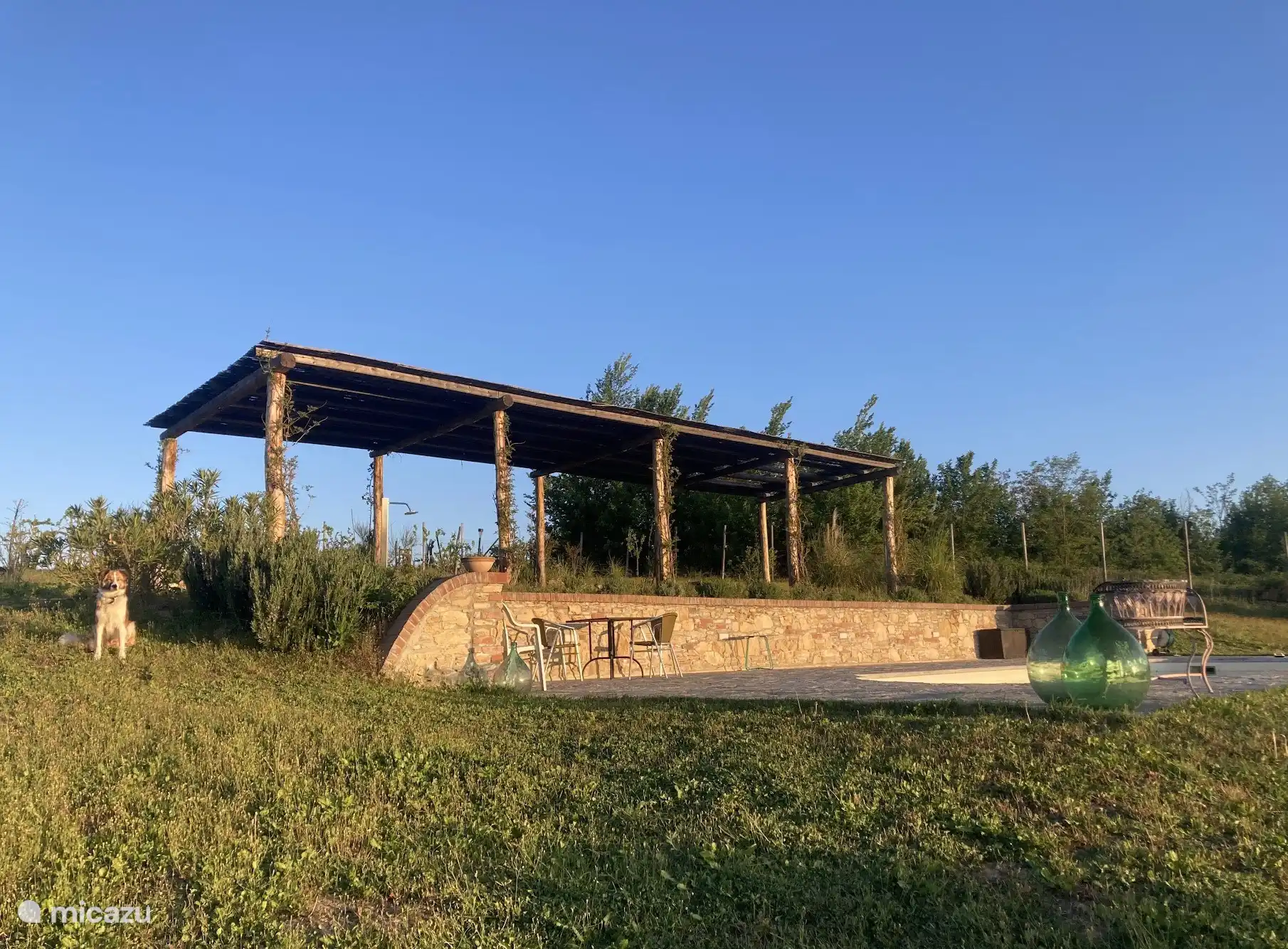 Pergola mit Blick auf Pool und Hügel