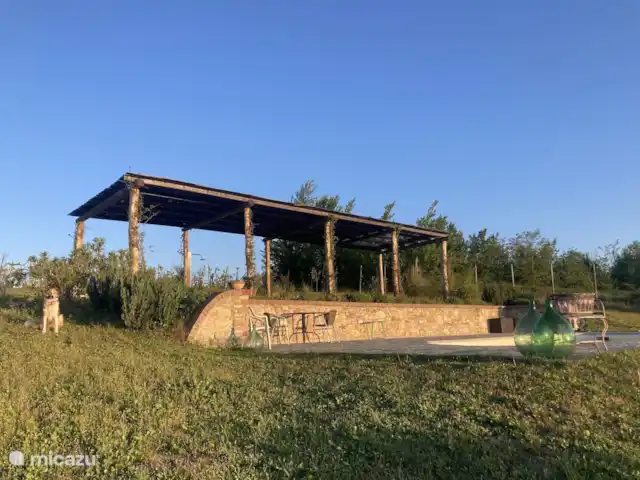 vakantiehuis huren in Italië, Piëmont, Orsara Bormida – Casacrox  pergola met uitzicht op zwembad en de heuvels