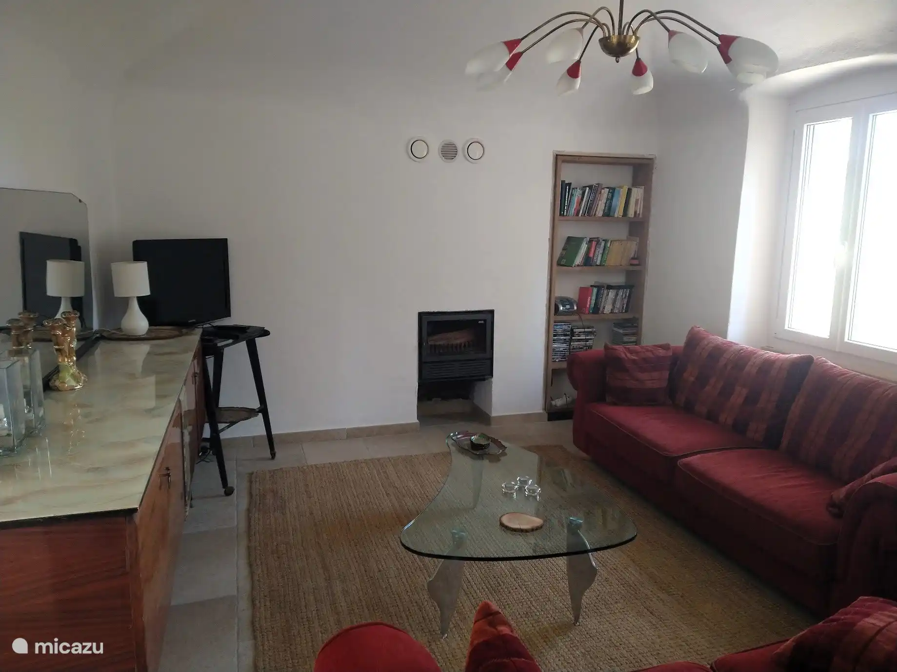 Wohnzimmer mit TV und Holzofen