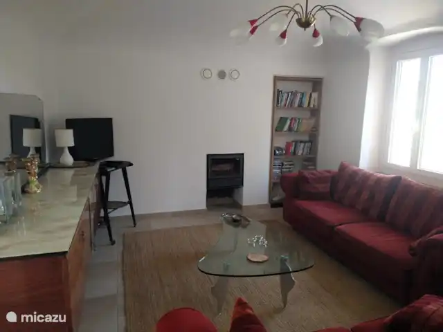 vakantiehuis huren in Italië, Piëmont, Orsara Bormida – Casacrox  zitkamer met tv en houtkachel