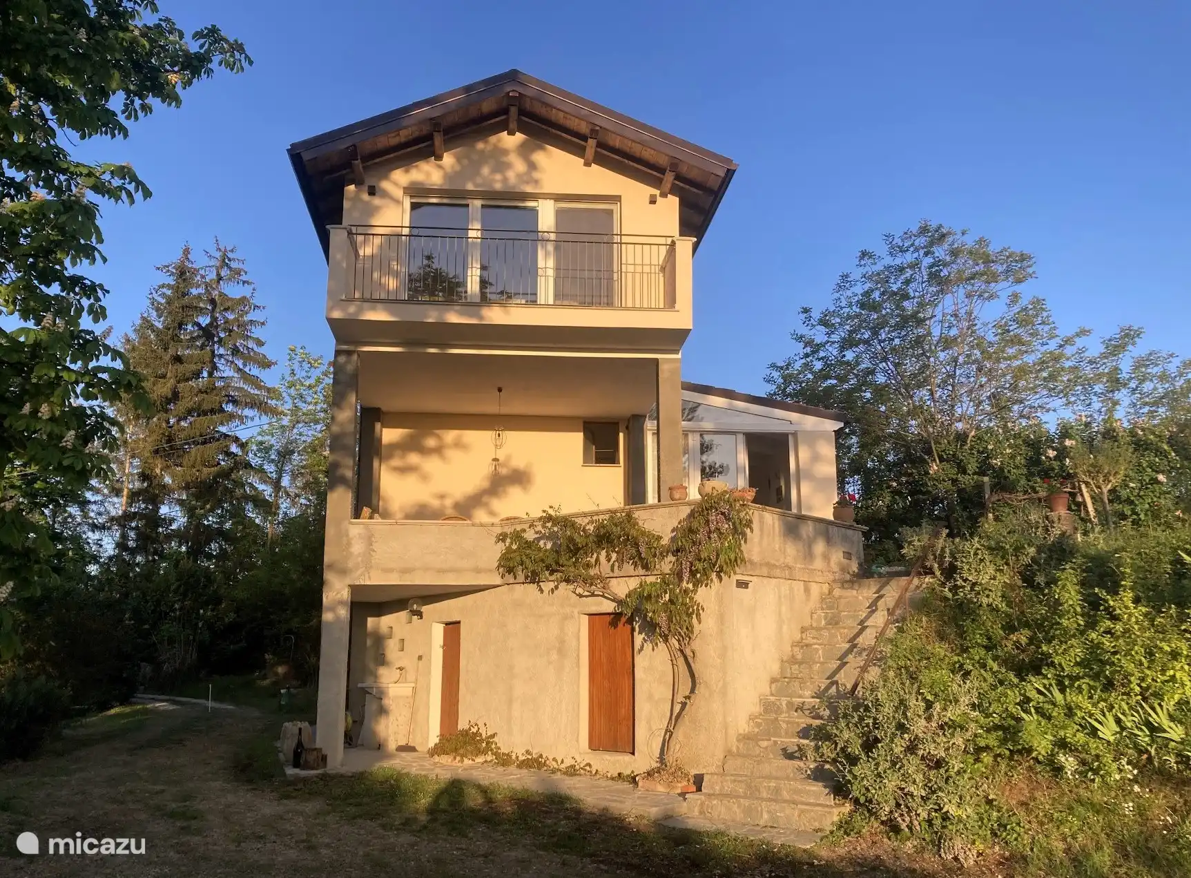 Ostfassade mit überdachter Terrasse 