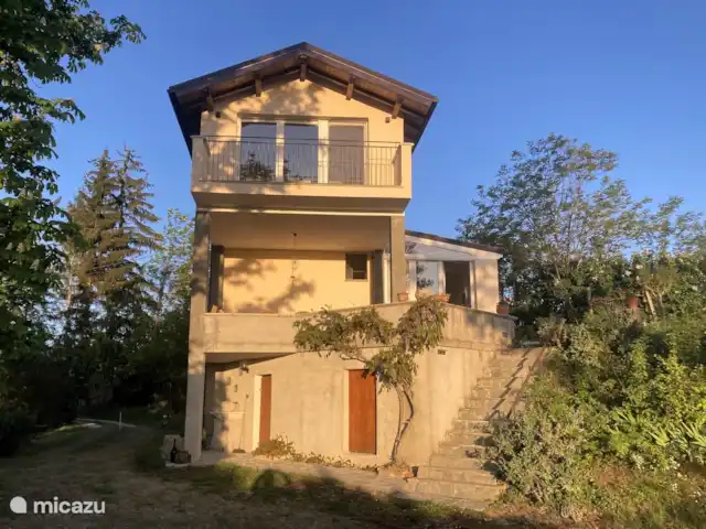 vakantiehuis huren in Italië, Piëmont, Orsara Bormida – Casacrox  oostgevel met overdekt terras