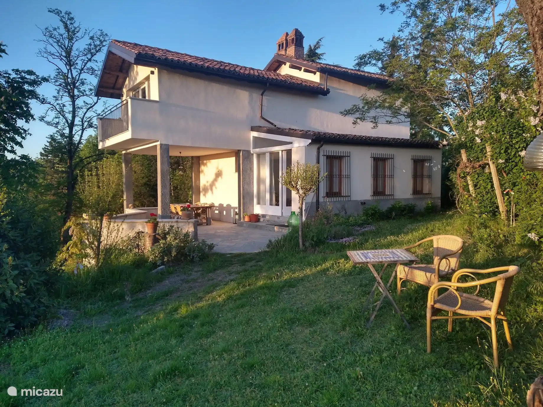 Nordfassade mit angrenzendem Garten zum Schwimmbad