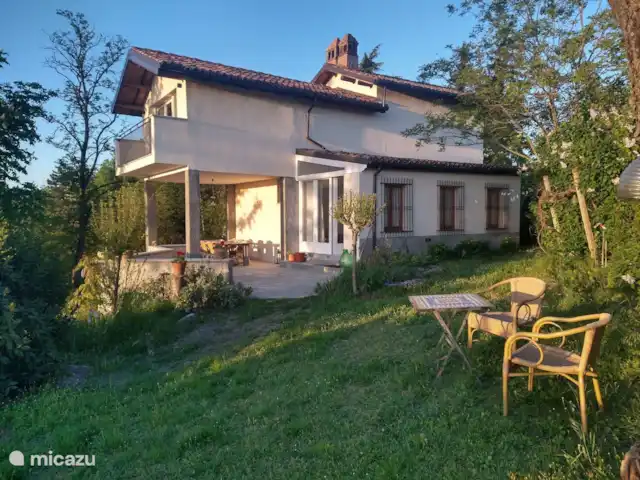 vakantiehuis huren in Italië, Piëmont, Orsara Bormida – Casacrox  noordgevel met aangrenzende tuin naar zwembad