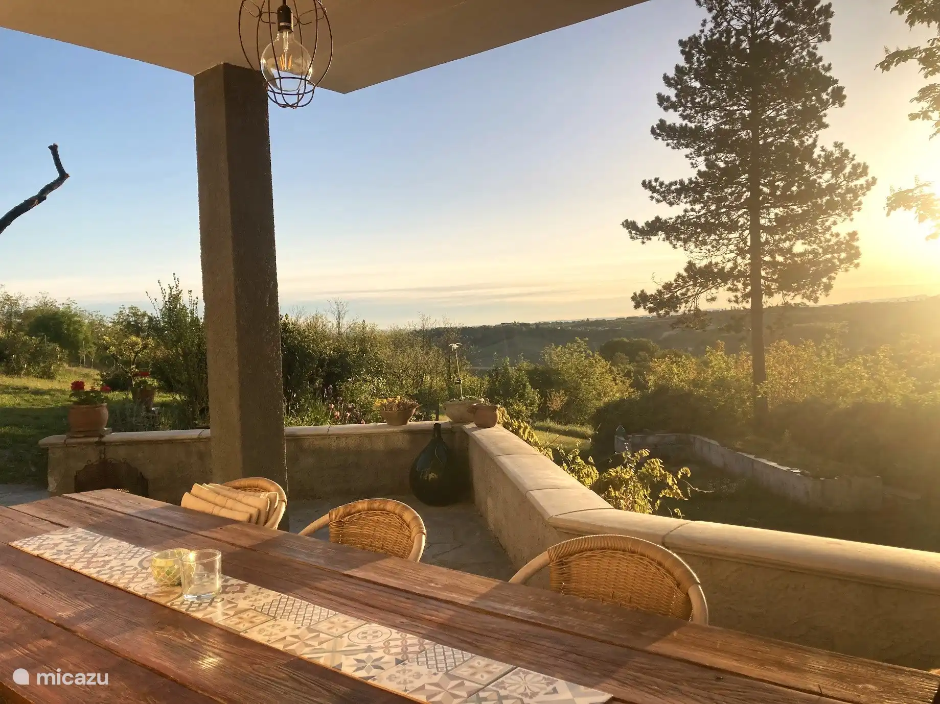 überdachte Terrasse mit Aussicht