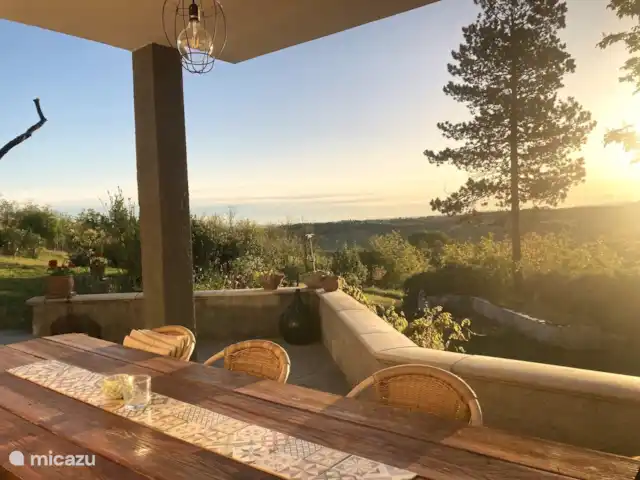 vakantiehuis huren in Italië, Piëmont, Orsara Bormida – Casacrox  overdekt terras met uitzicht