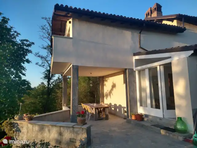 vakantiehuis huren in Italië, Piëmont, Orsara Bormida – Casacrox  overdekt terras grenzend aan eetkamer