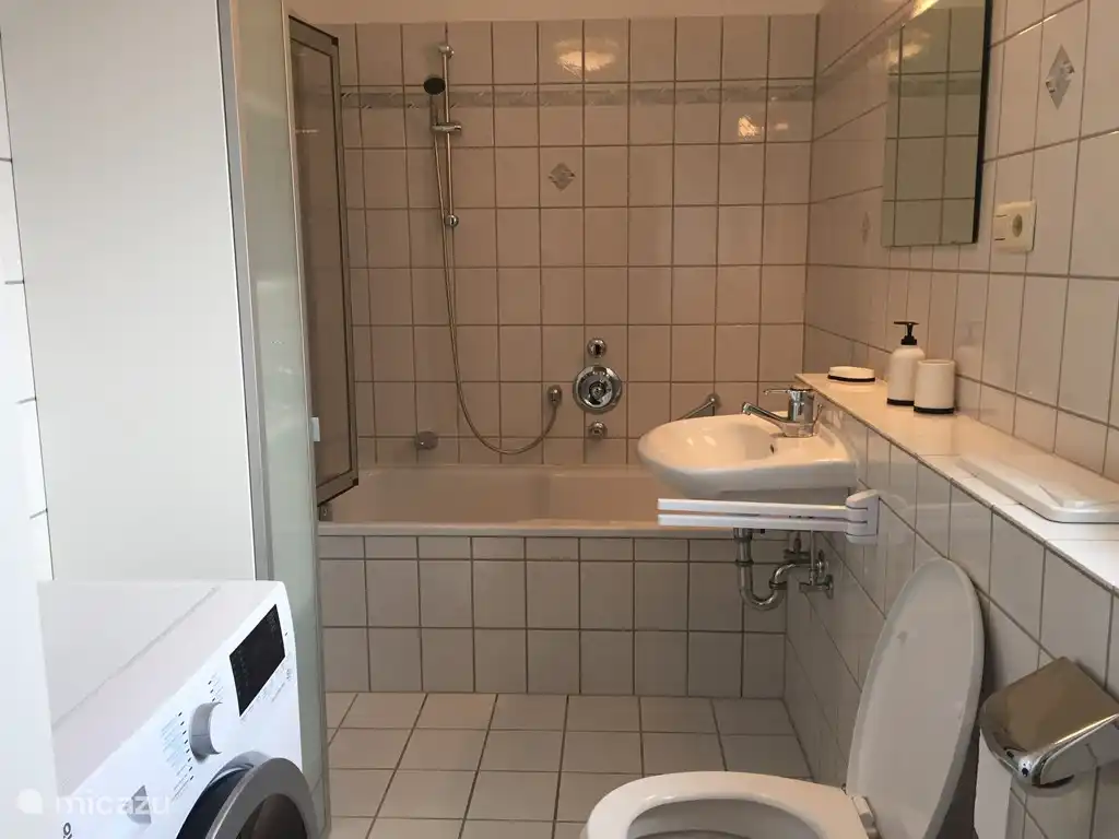 Badezimmer mit Waschmaschine und Trockner, frei zu benutzen.