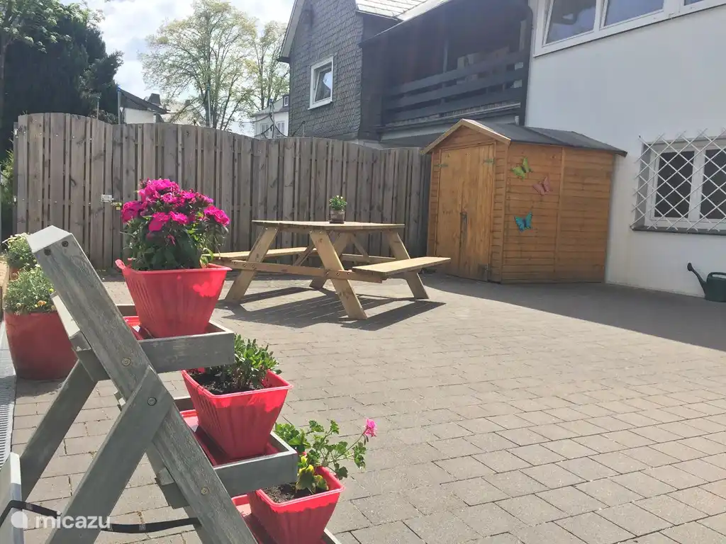 Terrasse mit Picknicktisch für 6 Personen.