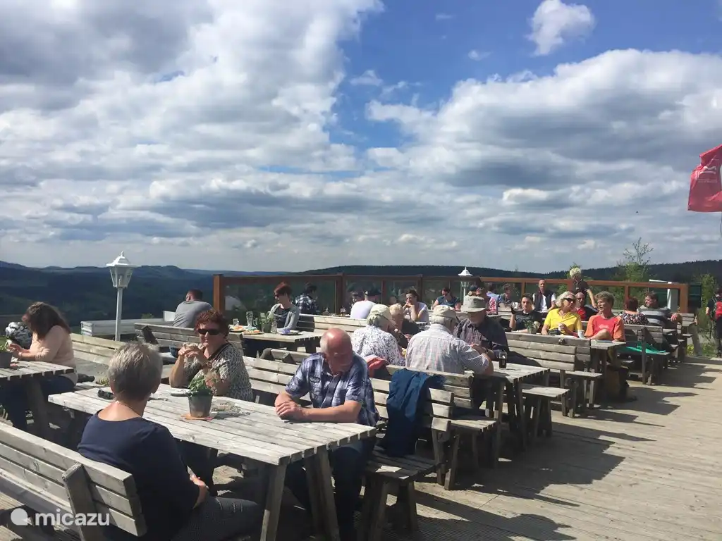 Viele Wanderwege mit schönen Terrassen entlang des Weges.