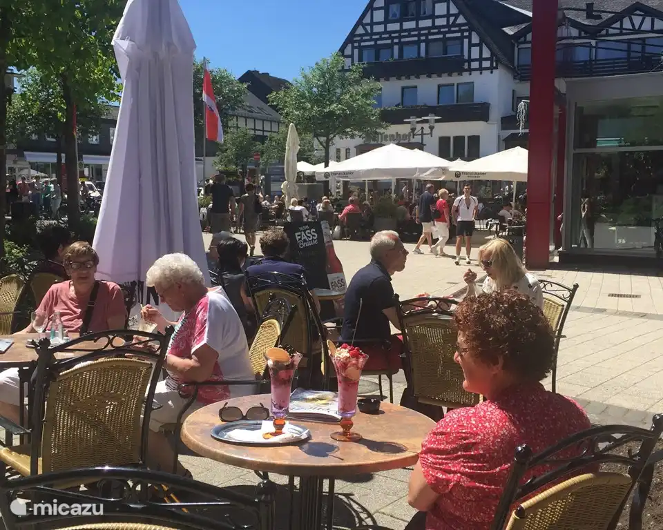 Terrasse am belebten Marktplatz.