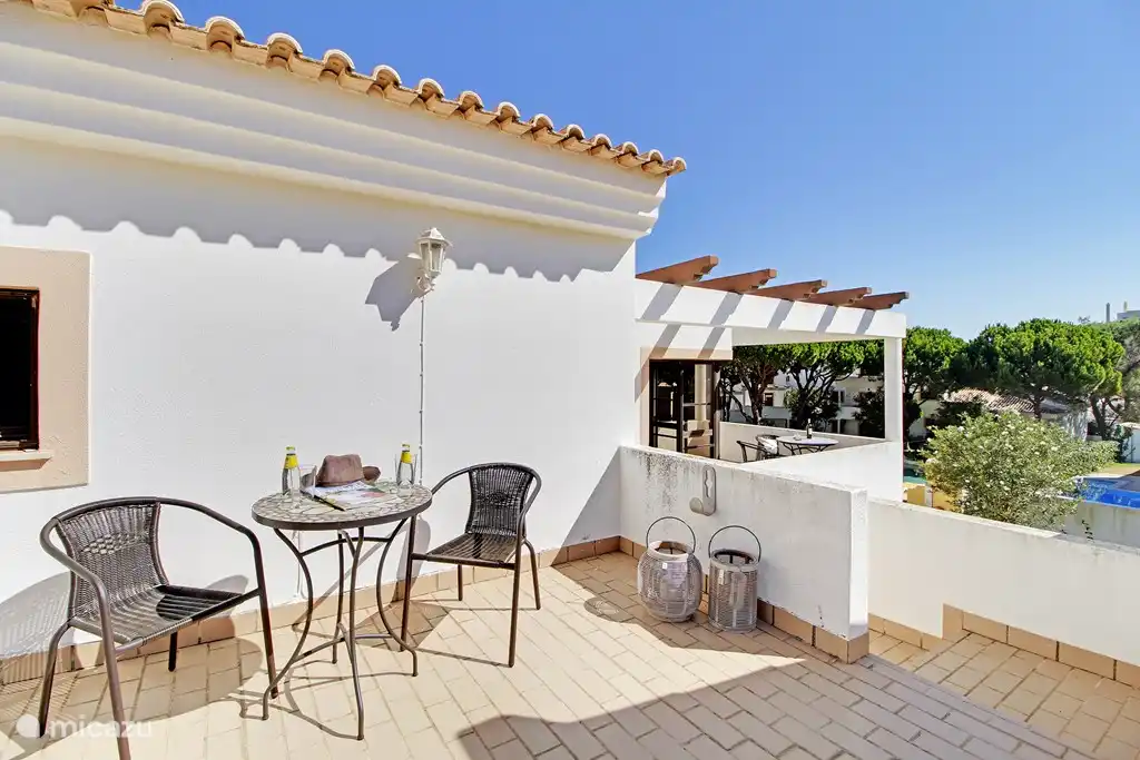 Profiter du soleil sur la terrasse, qui n'en voudrait pas ? Vous pouvez toujours trouver une place au soleil ou à l'ombre quelque part.
