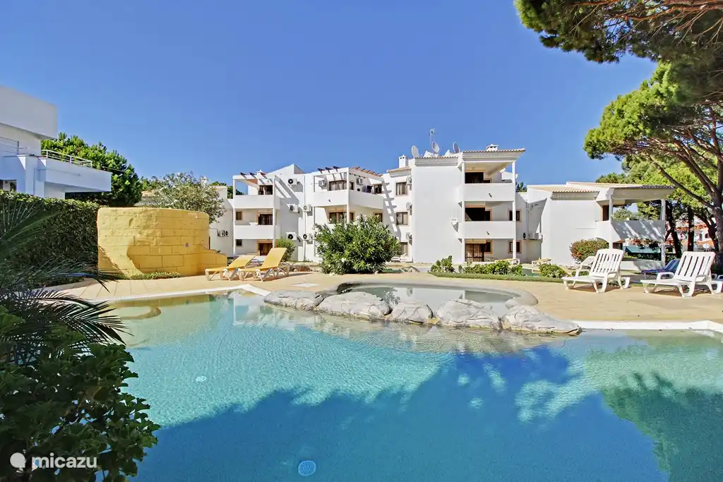 Merveilleuse baignade pour les enfants. La baignoire bébé est visible directement derrière. Plus loin derrière se trouve la grande piscine populaire en contrebas.