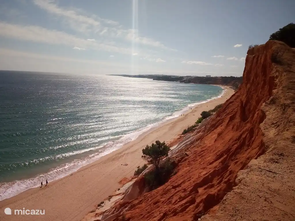 Praia da Falésia, avec ses belles roches 'rouges'. Des heures de marche sur la plage ou sur les falaises. Dans de nombreux endroits, vous pouvez monter ou descendre par des escaliers. C'est à vous.