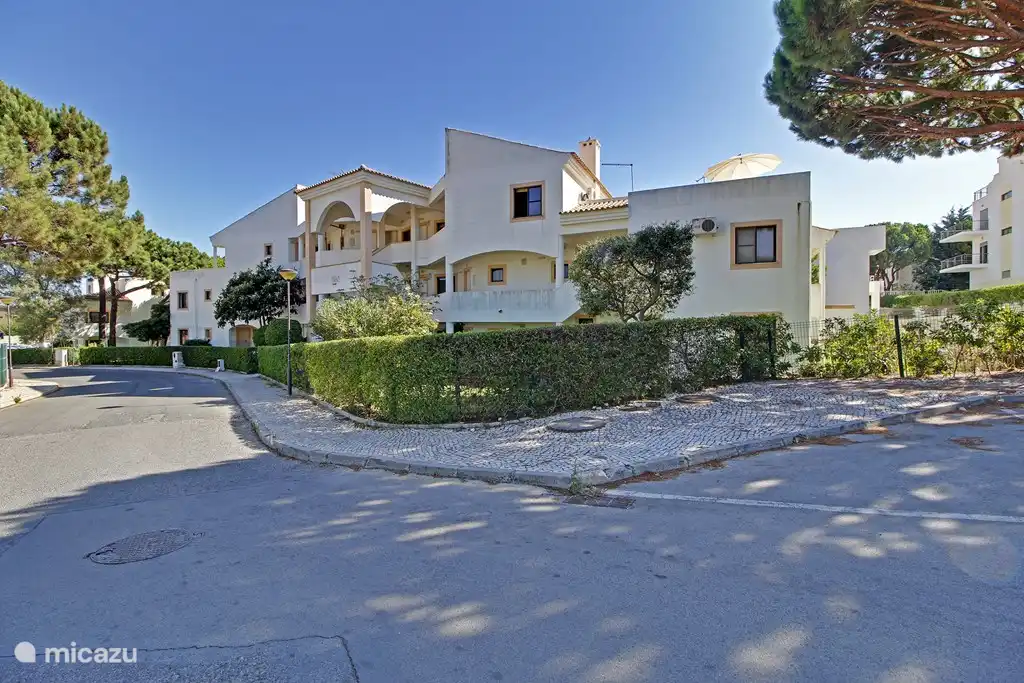 Jardins de Falésia. Un grand parking est disponible à gauche et à droite du complexe.