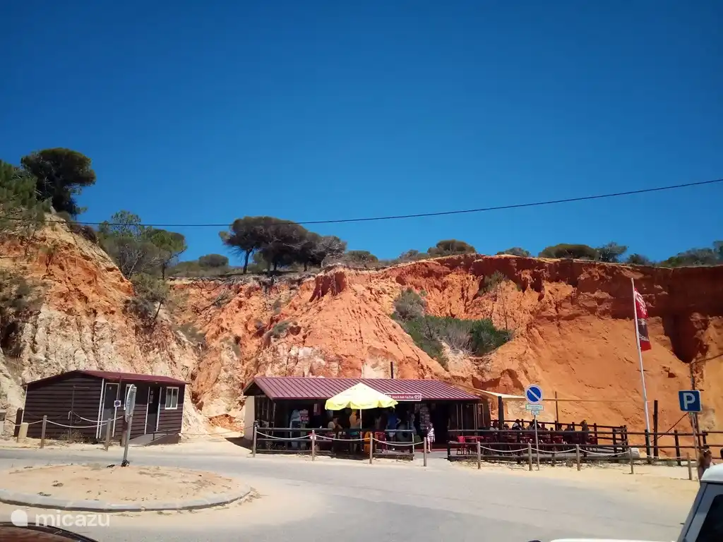 Divers bars de plage et restaurants sympas le long de toute la côte. Et aujourd'hui une école de surf qui donne des cours été comme hiver.