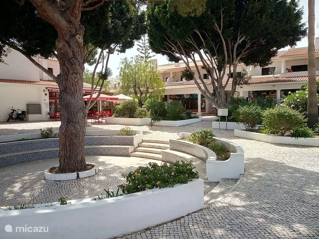 Une belle place pour faire du shopping ou se détendre avec des terrasses et un coin salon.