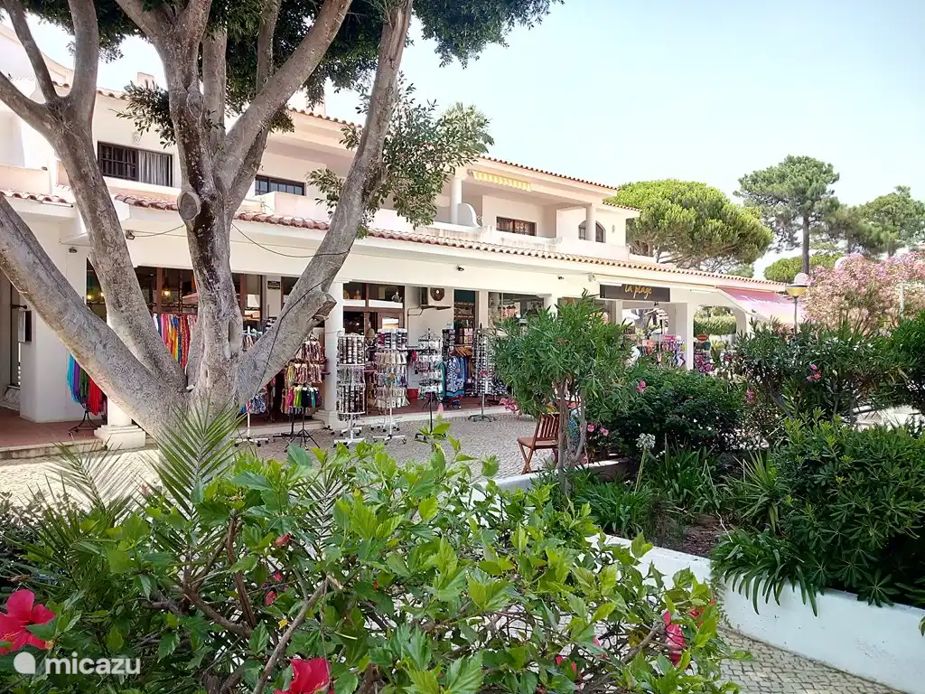 La place du village est située de l'autre côté du complexe d'appartements avec des boutiques, des bars, des restaurants, des pastelarias et un supermarché.