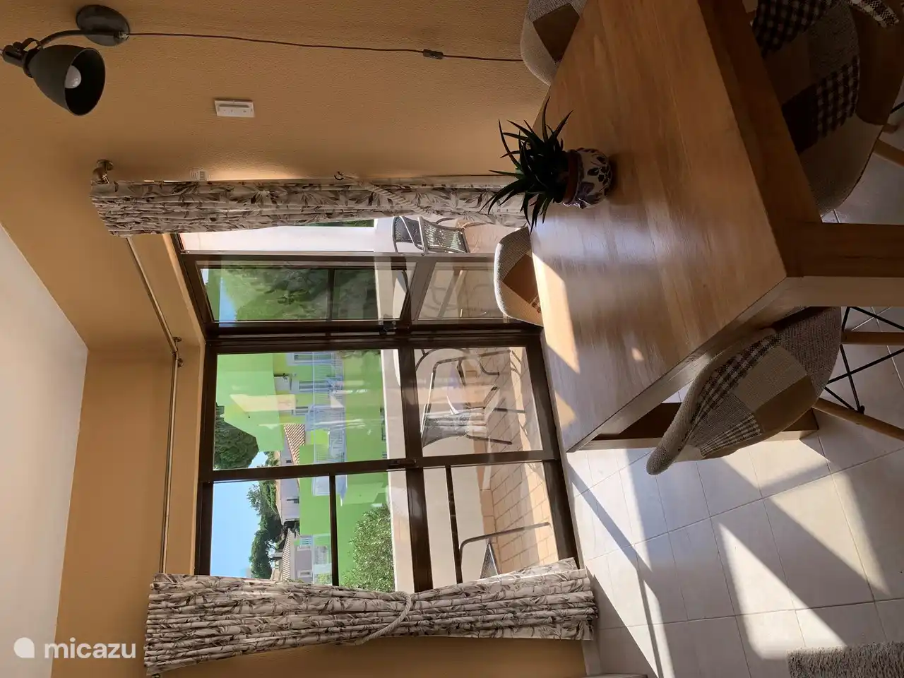 Les doubles portes donnant sur le balcon et la terrasse sont du côté ensoleillé.