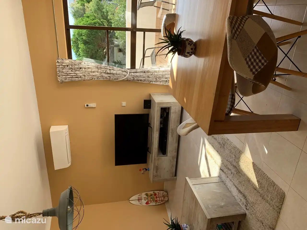 Les unités de climatisation / chauffage / déshumidification renouvelées assurent un climat intérieur agréable.
La smart TV est connectée à Internet via WiFi.